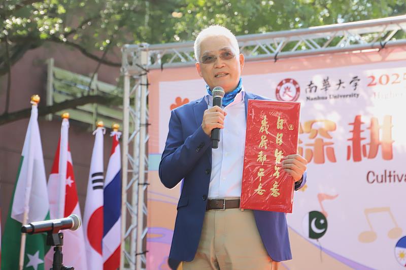 南華大學舉辦「高教深耕計畫成果展暨國際藝文節」活動，高俊雄校長致詞。