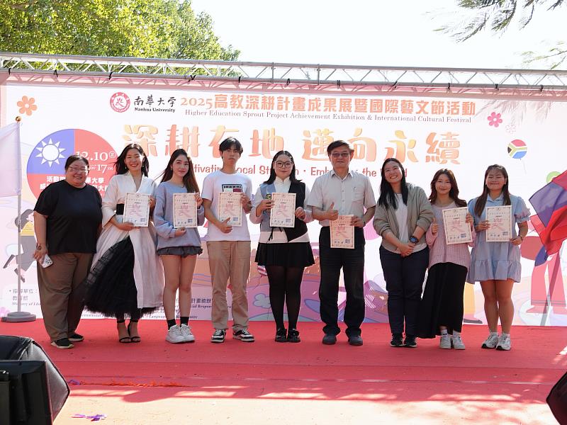 國際生華語歌唱比賽，分別由來自馬來西亞的呂曉慧(右2)、柬埔寨的盧麗莎(左3)、蒙古的韋娜嵐(左2)同學獲得前三名。