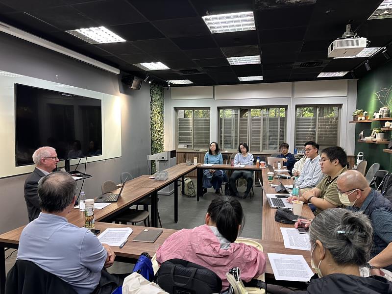 麥可寧教授的第二場演講以「生物科技與人性」為主題