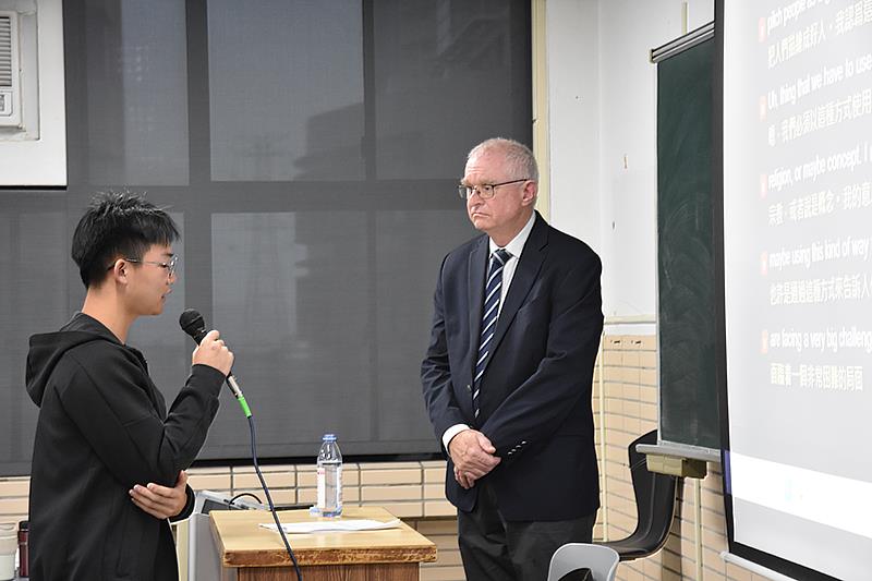 麥可寧教授的第一場演講，學生踴躍提問