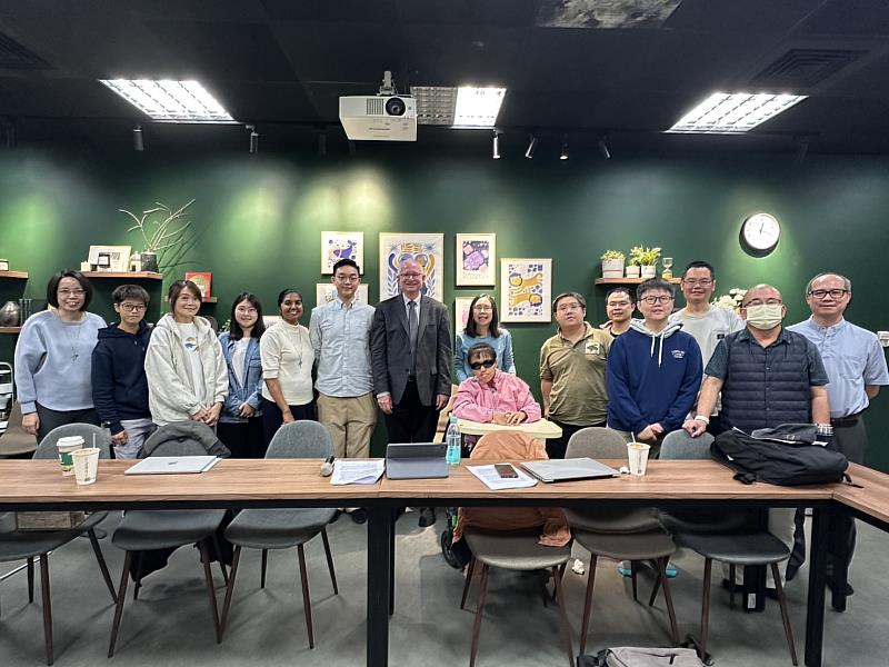 第二場演講結束後，麥教授與參加來賓合影