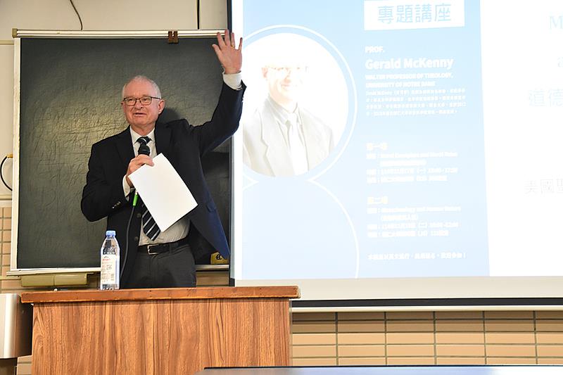 麥可寧教授在輔大宗教系的第一場演講以「道德典範與道德法則」為主題