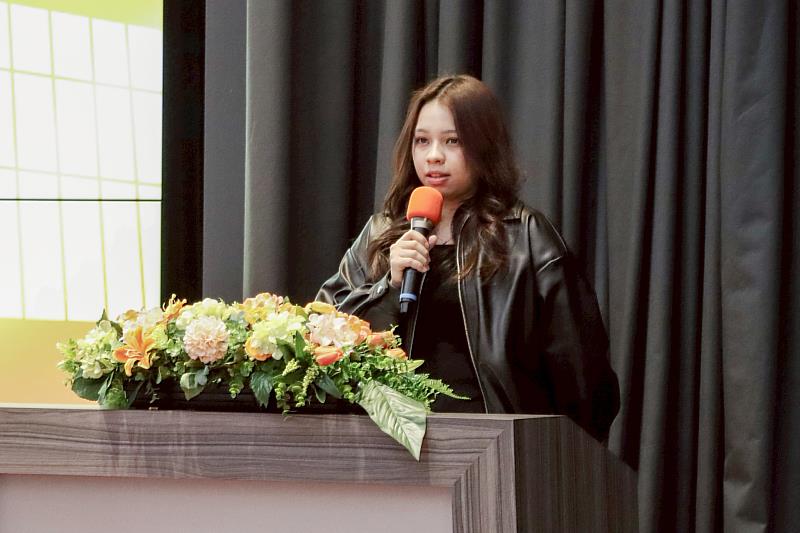 114學年度「有蓮獎學金」頒獎典禮，來自巴拉圭的國際觀光管理學系境外生歐韻琳以英文致感謝詞。（圖／淡江大學提供）