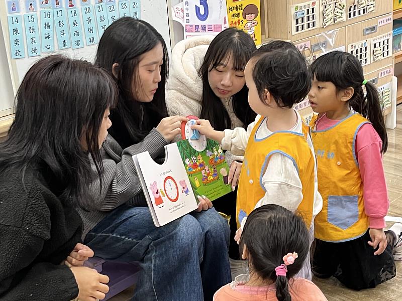 透過立體書的設計，實踐應外系說故事同學引導大直幼兒園小朋友親自參與故事情節的發展，並將故事內容與生活小常識連結