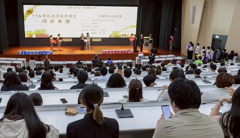 114學年度「有蓮獎學金」頒獎典禮，由葛煥昭校長頒發獎狀。（圖／淡江大學提供）