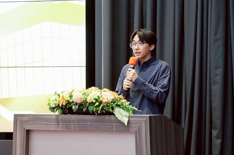 114學年度「有蓮獎學金」頒獎典禮，資訊傳播學系學生黃存鏞代表致感謝詞。（圖／淡江大學提供）