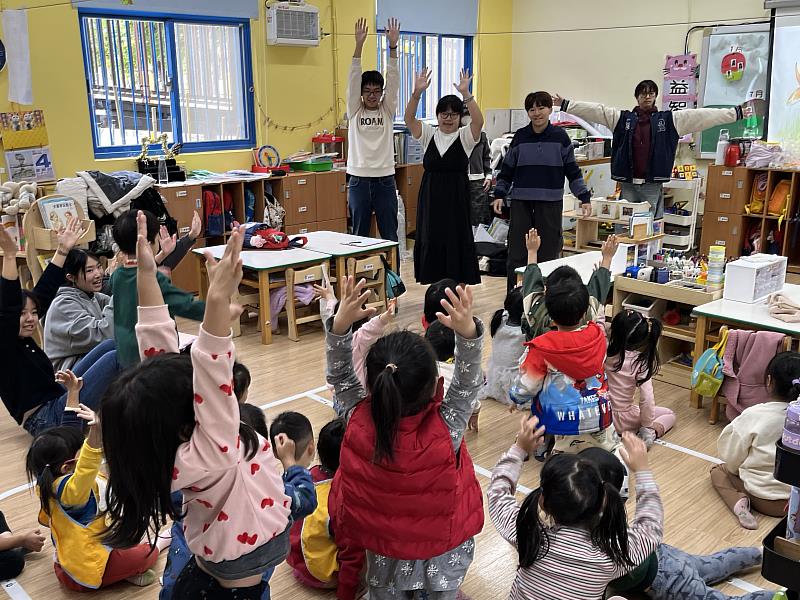 聽完有關愛又深又廣的故事，實踐應外系同學帶領大直幼兒園小朋友用肢體動作表達愛的深與廣，加強小朋友們對故事內容以及英文字詞的印象