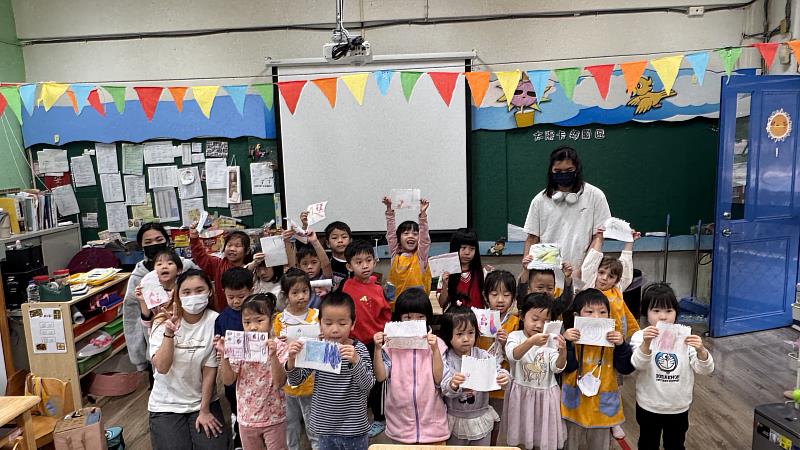 聽完有關三個願望的英文繪本故事，大直幼兒園小朋友們用色鉛筆畫出自己心中的願望，並與實踐應外系同學合影留念