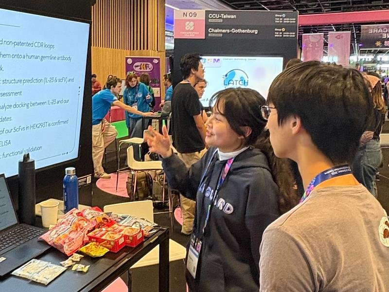 中山醫大iGEM團隊成員向來自世界各國的參賽選手介紹研究計畫。