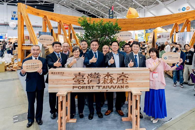 國產材臺灣館「森產」開幕記者會與會貴賓大合照，展現臺灣木竹材在永續建築中的創新應用潛力。