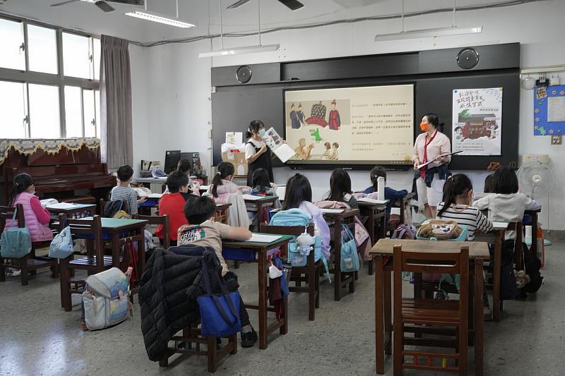 圖1：三年音班學童專心聆聽兩位姊姊說故事