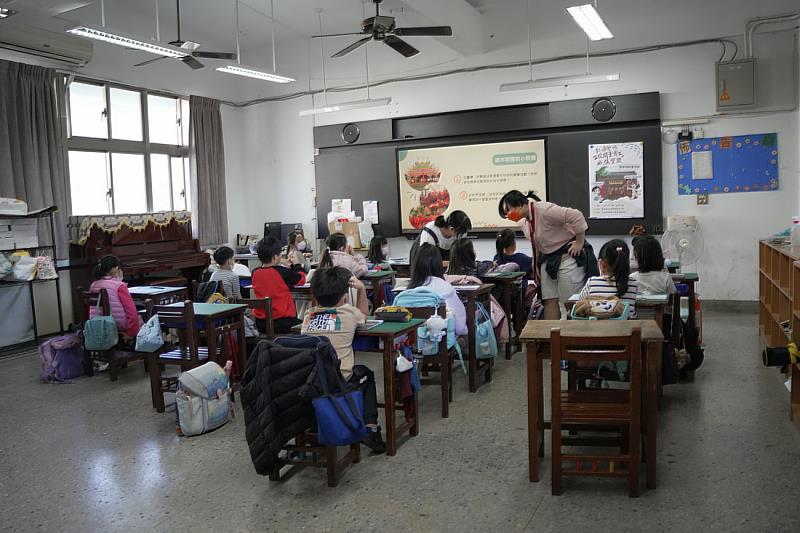 圖4：兩位大姊姊傾聽學童回答問題