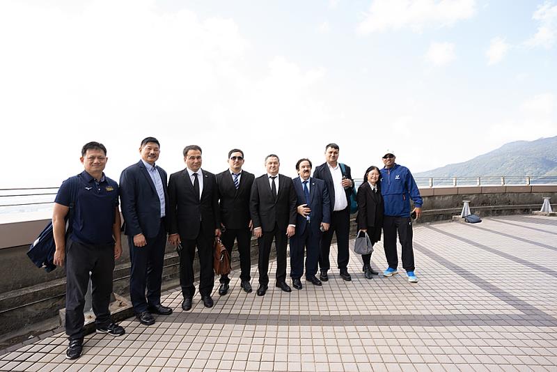 塔吉克大專體總會長讚文化大學體育館設備完善、環境優美，代表團並於八樓全景台北市景處合影留念。