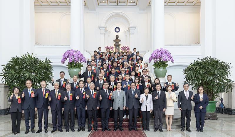 全體覲見人員與總統合影，第1排左6邱臣遠代理市長、左8鍾佳濱立法委員、中間賴清德總統、右5內政部長劉世芳