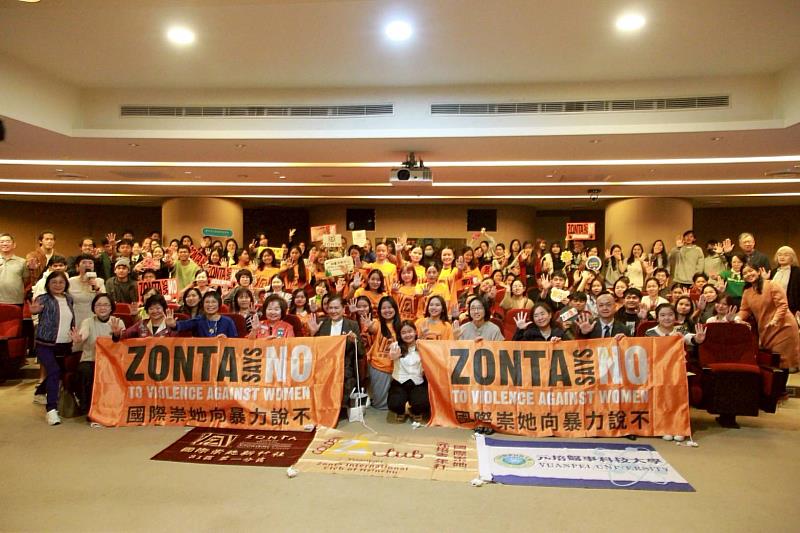 元培崇她青年社授證，象徵元培青年正式加入國際崇她組織的青年網絡