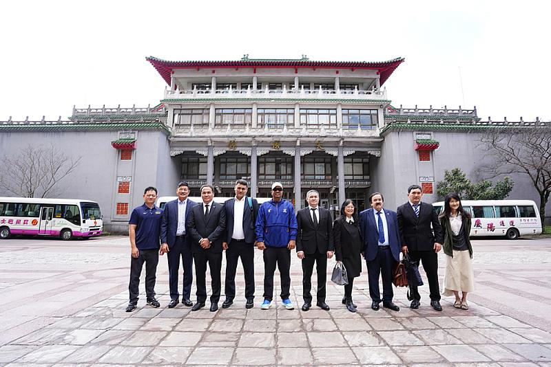 中亞及東南亞大專體總代表團於文化大學大成館前合影留念。