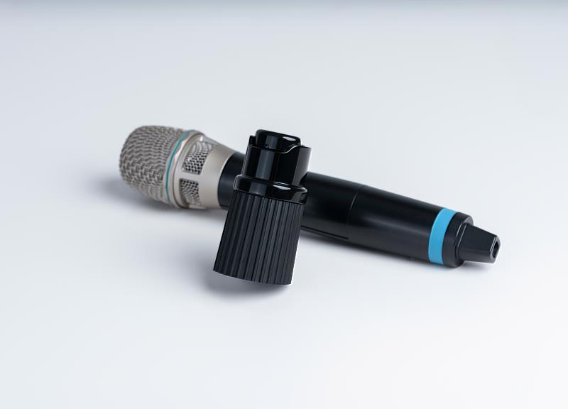 圖為「2025 IIIC國際創新發明競賽」高科大學生金牌作品：「接合式酒精凝露麥克風清潔器」，利用直覺設計解決病毒傳播問題。