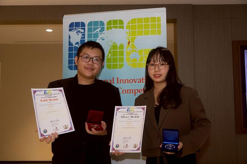 2025 IIIC國際創新發明競賽高科大包辦一金一銀，照片為學生代表受獎。圖左是金牌作品「接合式酒精凝露麥克風清潔器」團隊營建系學生劉泓廷，圖右是銀牌作品「寵物健康檢測玩具」團隊工設系學生杜宇婕。