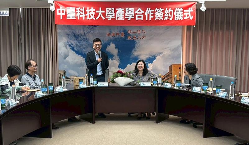 簽約儀式雙方熱絡座談，互動融洽