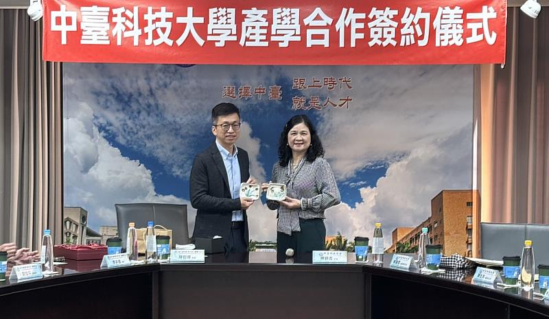 衛生福利部彰化老人養護中心陳智偉院長贈送紀念禮物給中臺科大