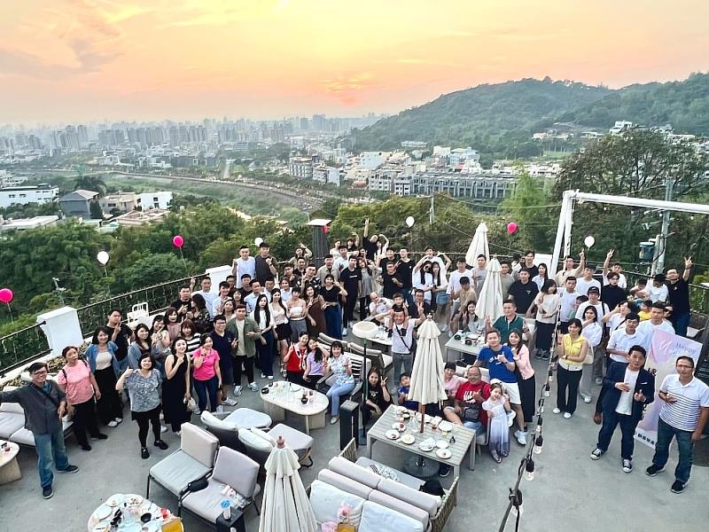 魏嘉榮帶領團隊齊心前進，落實永慶加盟總部政策，持續締造亮眼業績。圖片來源：永慶房產集團