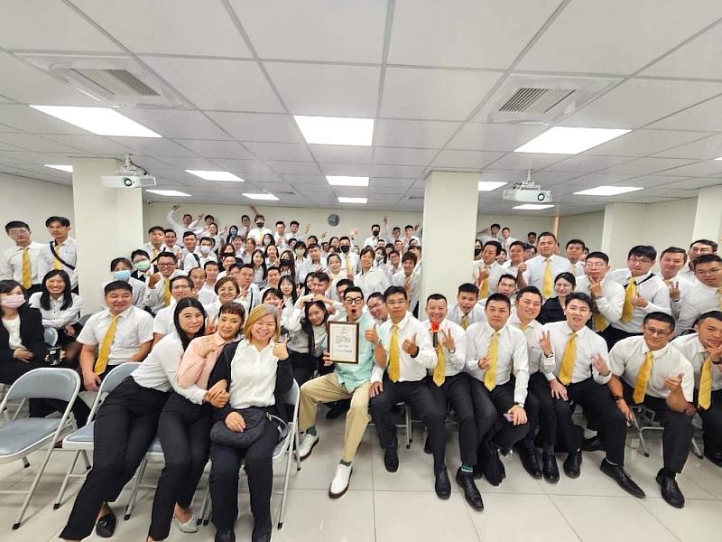 定期的教育訓練與策略講座，協助夥伴掌握市場脈動，魏嘉榮積極吸收新知、帶領各店實踐數據化經營，穩健應對市場挑戰。圖片來源：永慶房產集團