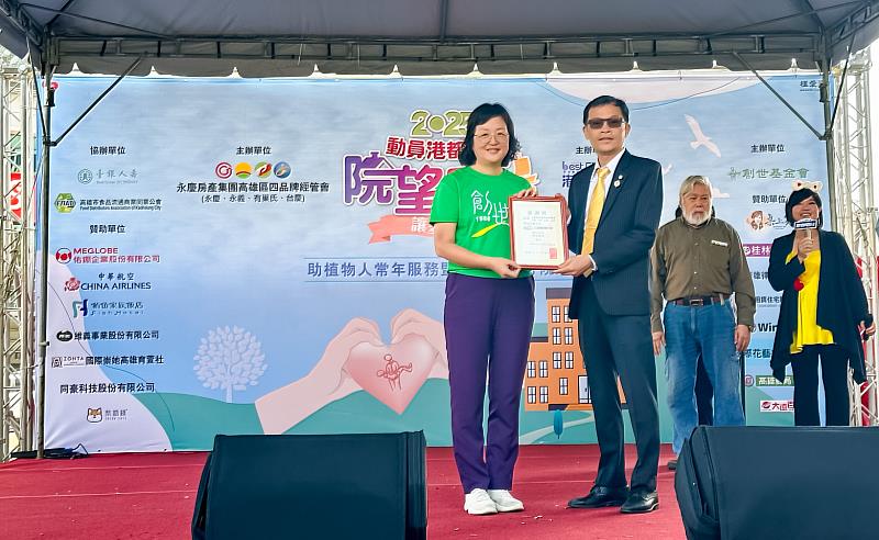 創世基金會高雄分會周冠華院長(圖左)頒發感謝狀，由永慶不動產高雄區經管會長鄭曜德代表受贈(圖右)。(永慶房產集團提供)