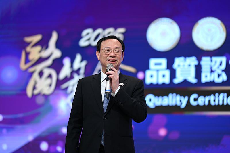 石崇良部長對通過醫策會認證之機構團隊表達肯定