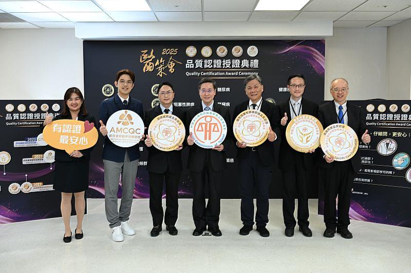 00.醫策會授證典禮記者會邀請四家標竿機構分享卓越成效(左起為醫策會洪聖惠副執行長、頤森美學診所黃昱豪院長、亞東醫院羅武嘉頭頸腫瘤科主任、醫策會張上淳董事長、彰化基督教醫院林慶雄副院長、新光醫院傅健泰副主任、醫策會方震中執行長)(圖由醫策會提供)