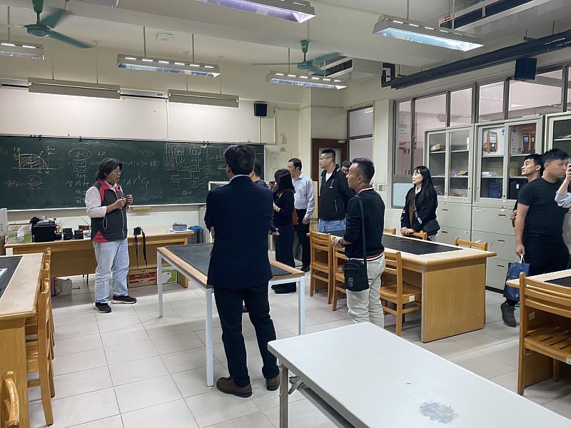 參訪智慧機電系綠色能源暨智慧機電實驗室