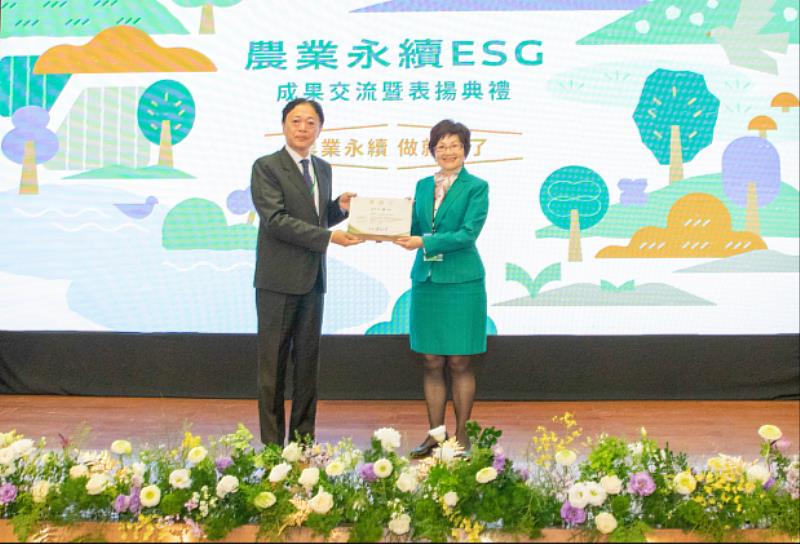 玉山銀行積極推動永續食農轉型,榮獲農業部公開表揚,由農業部主任秘書林家榮(左)頒發企業感謝狀予玉山銀行個金總處執行長許美麗(右)。