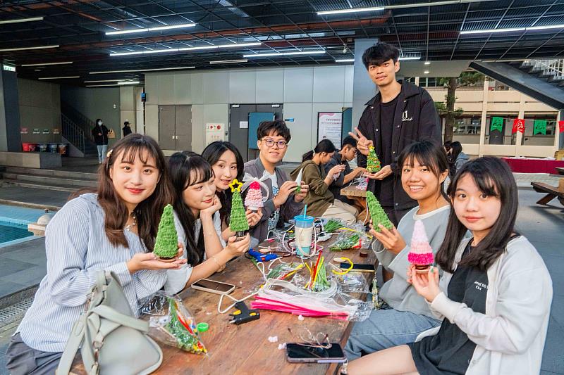 嘉藥聖誕禮讚活動讓學生們DIY親手設計屬於自己的聖誕樹。