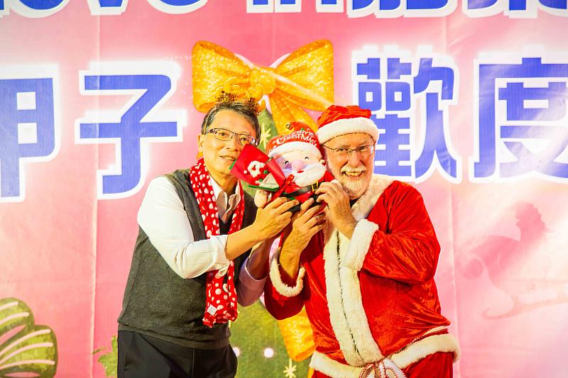 校長張翊峰感謝嘉藥「永遠的聖誕老人」Gary老師多年來的無私奉獻。