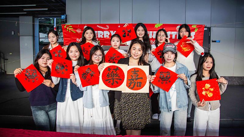 嘉藥聖誕禮讚系列舉辦「嘉藥甲子 薪傳百世」寫春聯活動，吸引師生熱情參與。