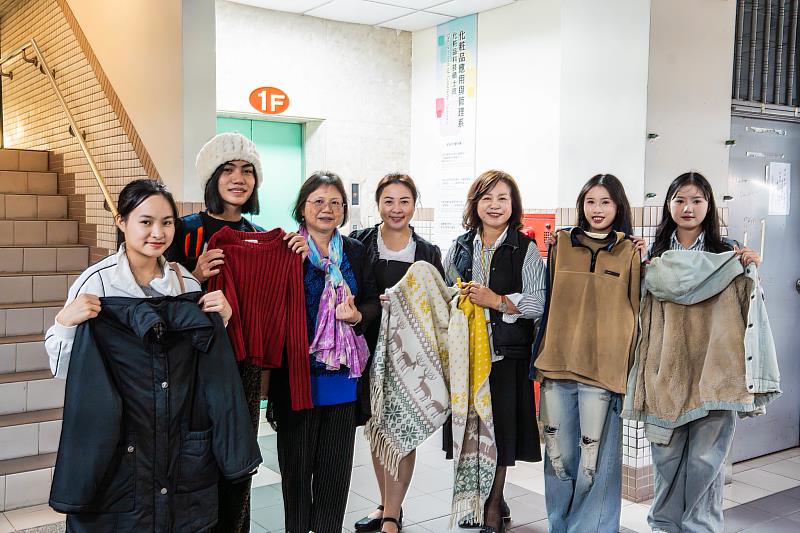 來自南越的陳都（左2）感謝粧品系師長用心照顧。