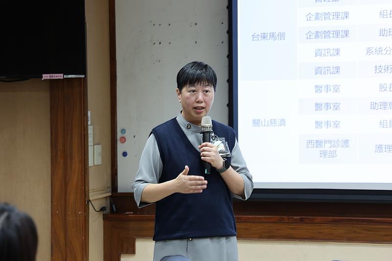 醫事室主任張菁育表示，醫院與衛生所兩方合作能讓健康照護成本下降、團隊同仁負擔降低，進而發揮更大的效益。