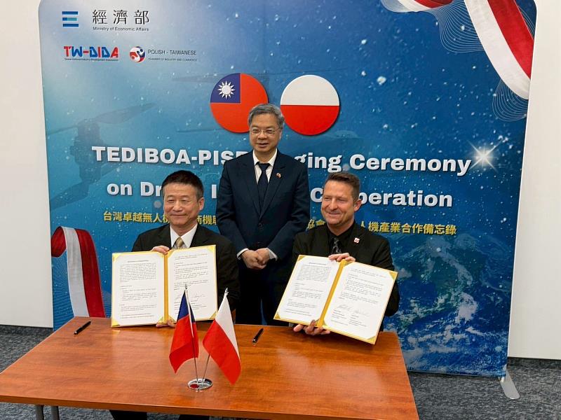 龔部長見證「臺灣無人機海外商機聯盟」（TEDIBOA）與「波蘭無人機商會」（PISB）簽署合作備忘錄（MOU），雙方由我國漢翔公司及波方Terra Hexen公司代表簽署。