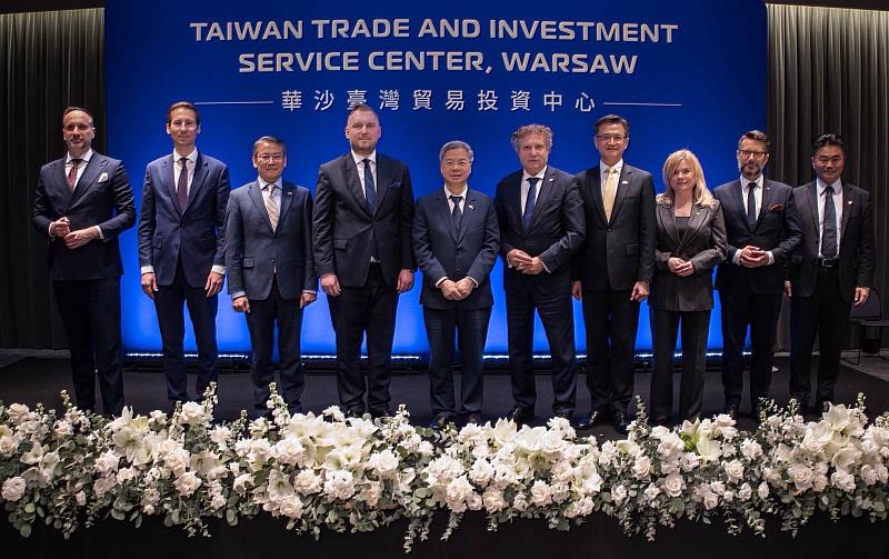 宣布華沙台灣貿易投資中心成立暨剪綵。