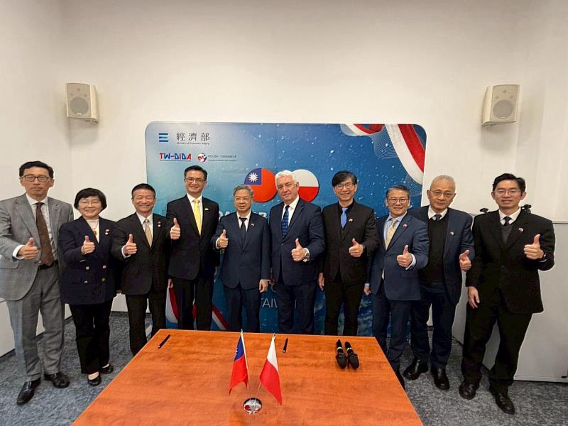 龔部長見證「臺灣無人機海外商機聯盟」（TEDIBOA）與「波蘭無人機商會」（PISB）簽署合作備忘錄（MOU），雙方由我國漢翔公司及波方Terra Hexen公司代表簽署。