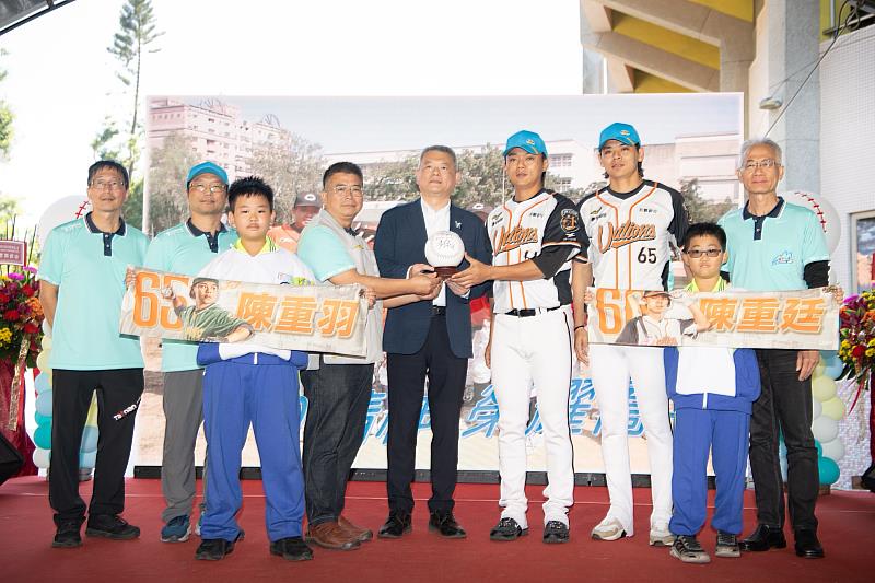 僑平國小與代言人陳重羽、陳重廷互贈紀念品。