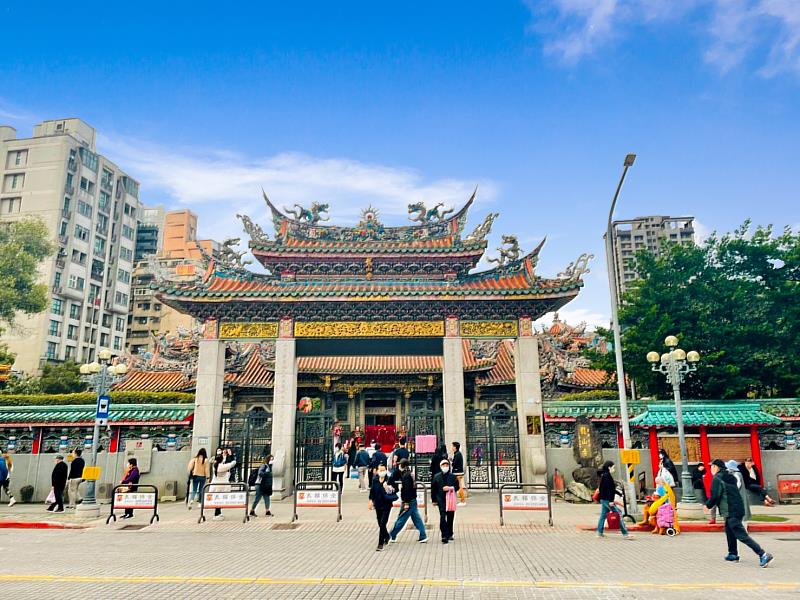 在台北車站捷運通勤10分鐘的車程內，龍山寺捷運站周遭住宅均價不到6字頭，名列第1。