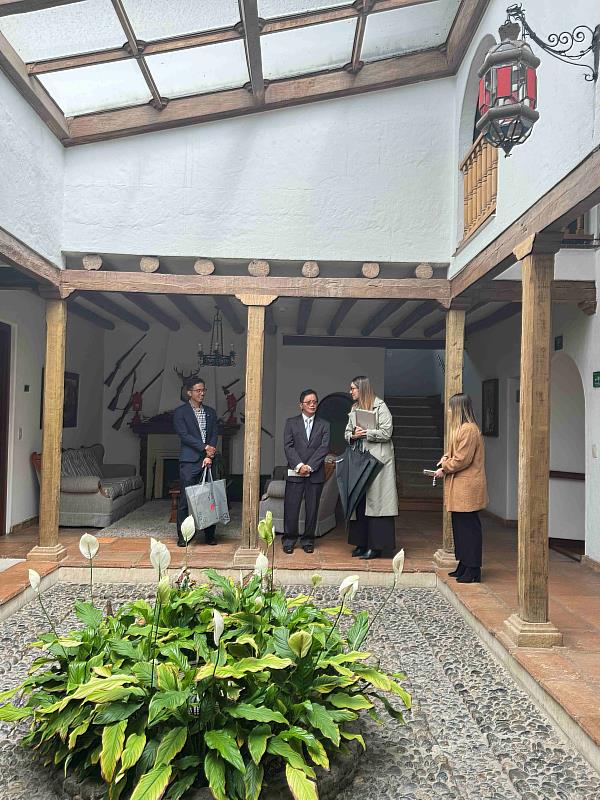 朱盛鴻代表參訪薩巴納大學，在校方人員導覽下，實地了解校園環境與感受學術氛圍。