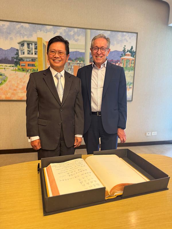 朱盛鴻代表於貴賓留言簿落款誌銘,表達對學校辦學成果的肯定與祝福。