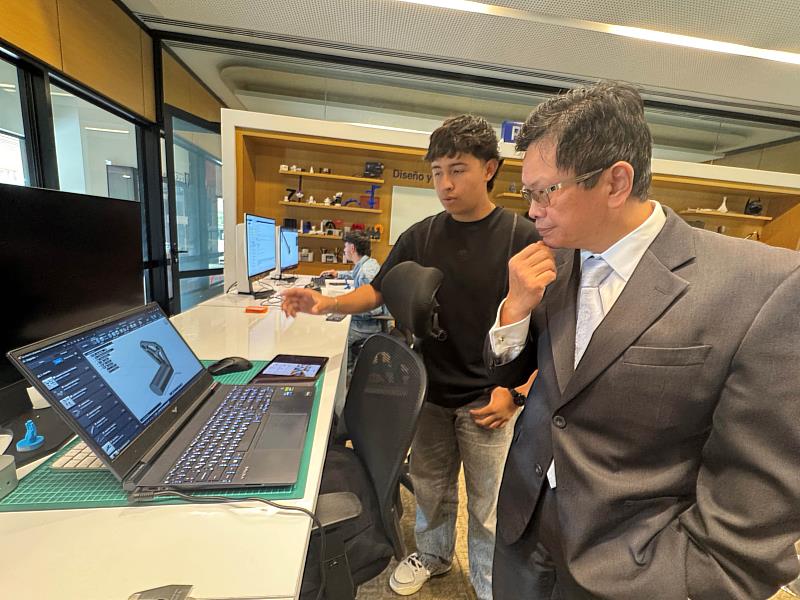 朱代表聽取校方師生介紹創新設計與教學成果，關注科技與實務應用發展。