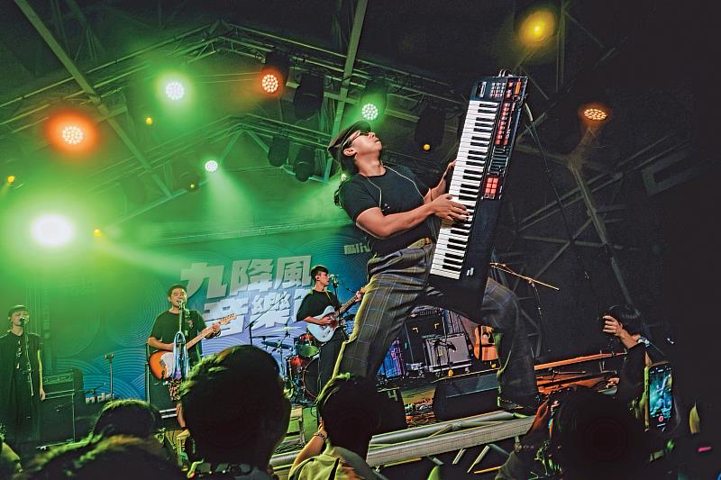 「海岸乾杯」樂團於九降風音樂節演出，唱出在地搖滾魅力。