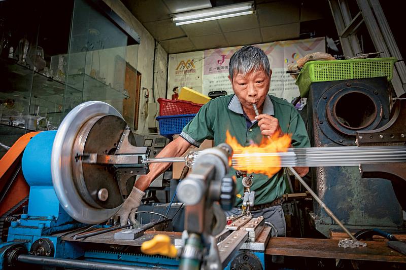 本期專訪藝術家李文福，如何由嚴謹的技術員變成「玩玻璃」的藝術家。