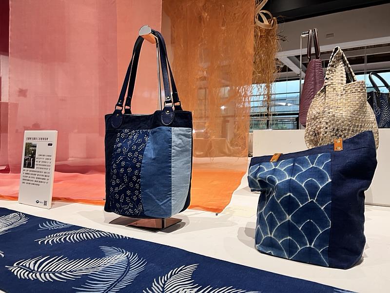 「水」象徵流動與滋養，圖為宜蘭染工坊發展協會作品，透過天然染料、自然材料與多媒材應用，呈現色彩於布料間流淌、交織的生命韻律。