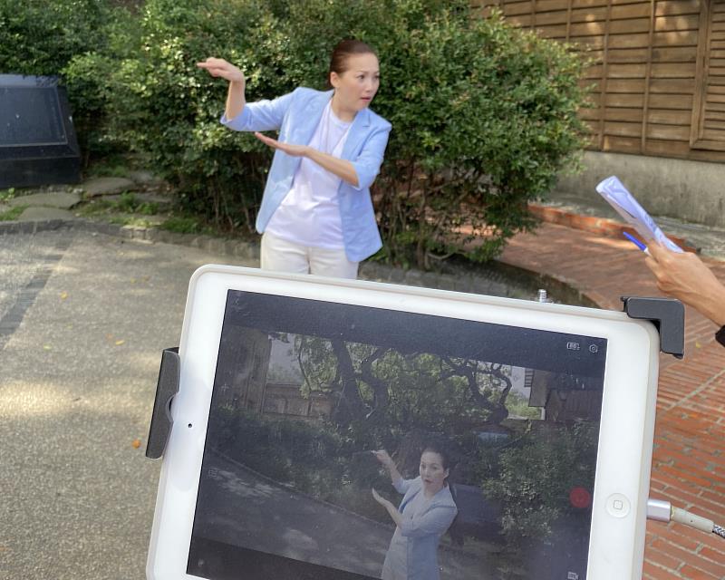 黃金博物館邀請知名手語主播王曉書演示館舍介紹。