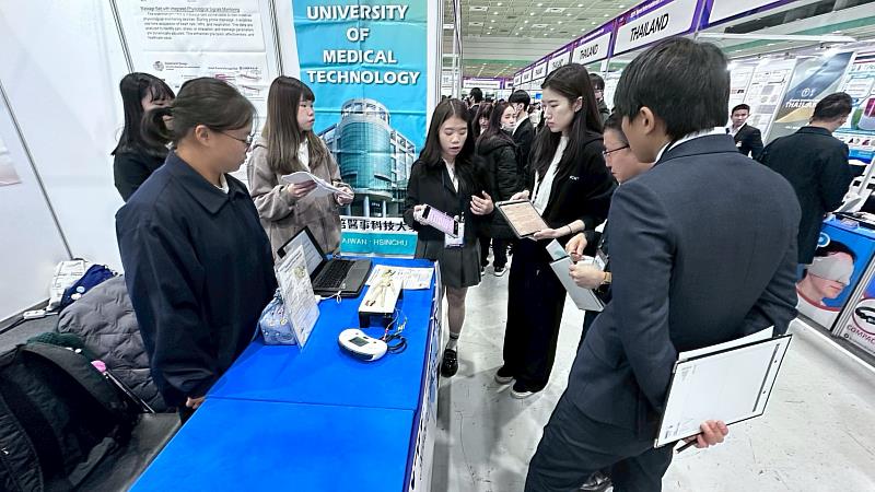 元培學生在2025韓國首爾發明展解說作品。