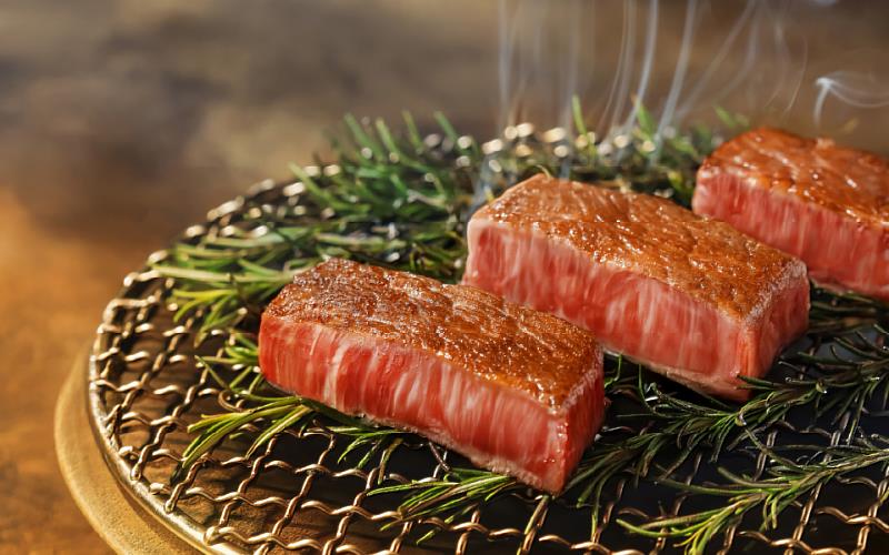 「日本A5黑樺牛 | 御選老饕」以鐵板高溫封鎖肉汁再搭配香草薰香,使草本香氣與黑樺牛的濃郁脂香交織。